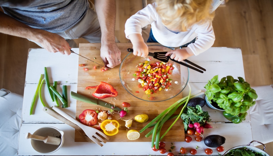 papaà e figlio cucinano verdure insieme