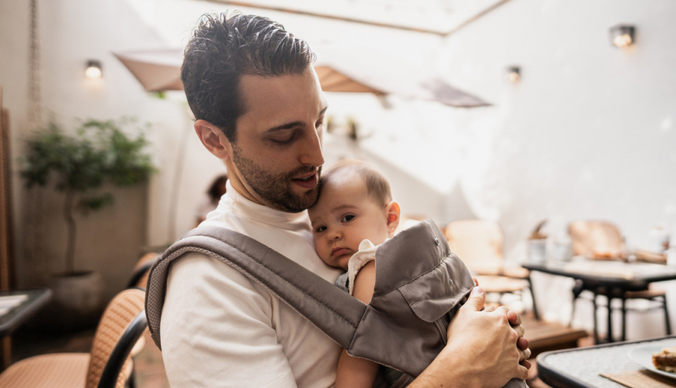 papà con neonato nel marsupio