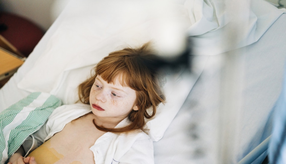 bambina con appendicite nel letto di ospedale