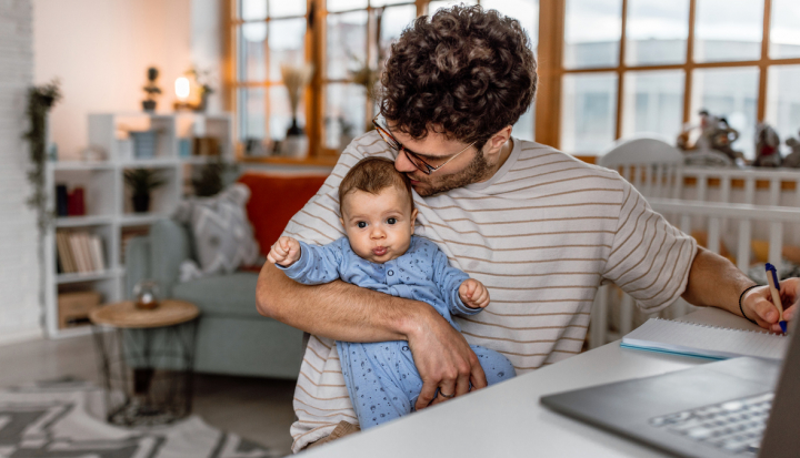 Papà si prende cura del figlio mentre lavora