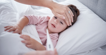 Bambina a letto con l'influenza