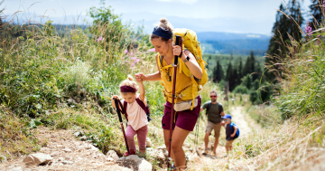 Famiglia fa trekking in montagna