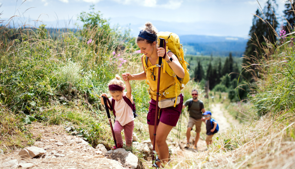 Famiglia fa trekking in montagna