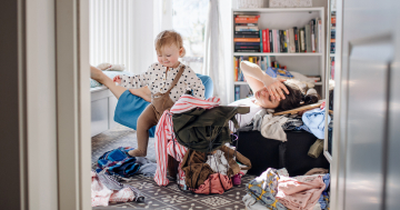 Madre si riposa durante le faccende domestiche