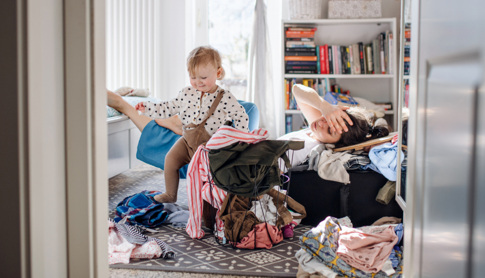 Madre si riposa durante le faccende domestiche