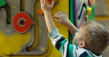 Bambino con autismo al parco giochi