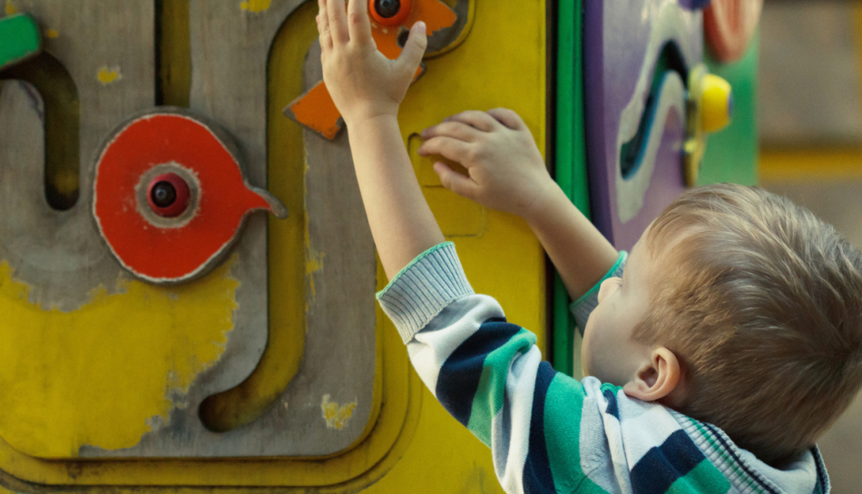 Bambino con autismo al parco giochi