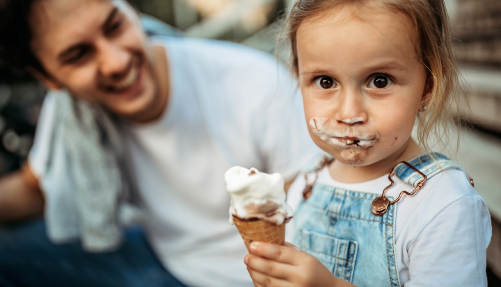 Bambina mangia il gelato